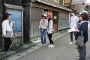 町の歴史を勉強しながらの散策。ガイドによる豆
