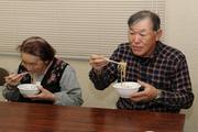 今年度は一反当り1俵ほど収穫でき、味もばっちりだと話す篤田親子