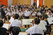 「2拍子の曲はレの字を書くように」と指揮者の大井剛史さんに習い実践する柏山さん