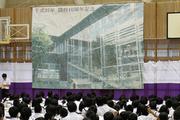 直径8mmの丸いシール、約33万枚で校舎を描写した縦約4m横約5mのモニュメントを披露