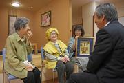 金色のちゃんちゃんこを着る大井さん。家族に祝福され、素敵な笑顔を見せてくれた