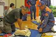 AED操作訓練。AEDの使用方法だけでなく、心肺蘇生法の手順も教わる参加者