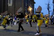 旧森田銀行前で息の合った踊りを披露する