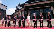 テープカットで一筆啓上日本一短い手紙の館の開館を祝う