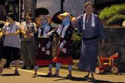 子どもからお年寄りまでが世代を超えて踊り明かす