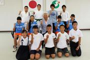 全国大会での活躍に向け拳を握る小学生から高等専門学校生までの選手一同と川元教育長
