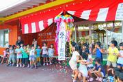 くす玉を割り、新しい坂井こども園の完成を喜ぶ、5歳児ら