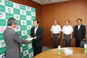 4地区地域協議会代表者会議を代表して、近藤奏会長（三国町）が答申書を市長に提出する