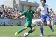 会場に詰めかけた2,371人の観衆を背に激しく競り合う両チームの選手。試合は5-4でドリームチームの勝利
