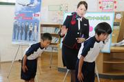 お辞儀の仕方を優しく丁寧に教える村井さん。代表の生徒たちが実践してみる