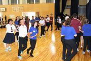 英国ウェールズでのダンスを習い、音楽に合わせ一緒に踊る生徒