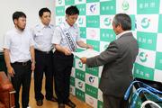 坂本市長より大賞の賞状を受け取る大阪市消防局の三好克哉さん
