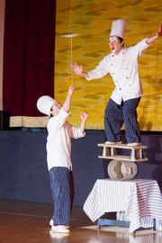 不安定な台の上で、バランスを取りながら皿回しに挑戦