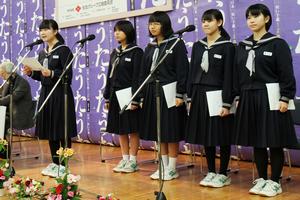 入賞作品1つ1つを丁寧に朗読する丸岡中学校生徒