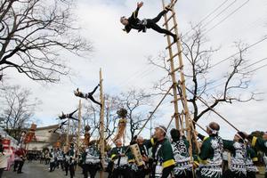 団員の団結と信頼のもと、鶯（うぐいす）の谷渡りなど数々の技を繰り出し、火災に備えた心意気を見せる