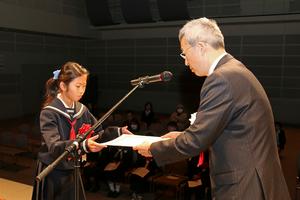 賞状を受け取る県教育委員会賞を受賞した小