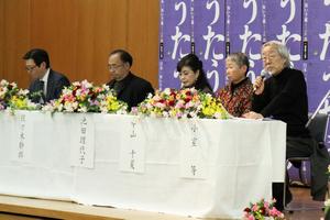 小室氏（右）は「うたがもっている意味や力を再認識させられた」と総評した