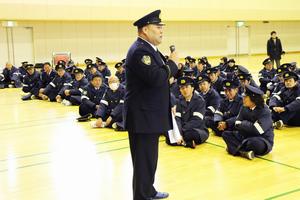 講義を行う児泉警部補。笑顔でのコミュニケーションが重要であることも話した