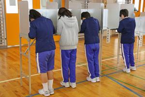 本物の記載台を使用して行われた。自分の考えを