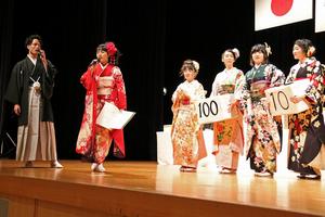 式典後には、越前がになどの地元特産品が当たる