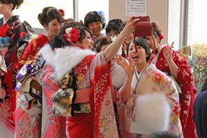 久しぶりの再会を喜ぶ新成人。すぐに友人たちと