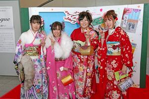 実行委員会が作成した記念パネルの前で歩み止め2