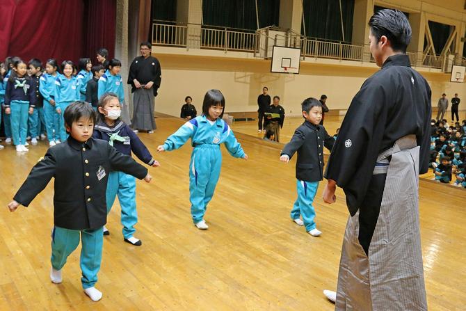 能の移動の基本「すり足」を体験する児童たち