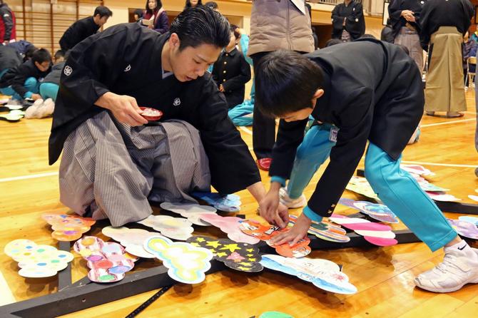 能の舞台に必ずある「老松」を児童たちで作成。