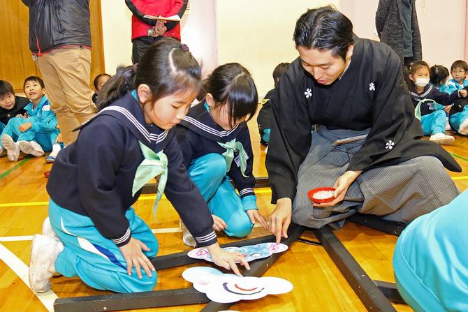 能の舞台に必ずある「老松」を児童たちで作成。