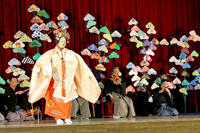 子どもたちの作った老松の前で、能「羽衣」を演じる山本能楽堂