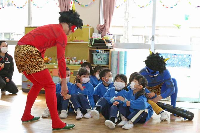 園児たちに火遊びをするように促す赤鬼・青鬼