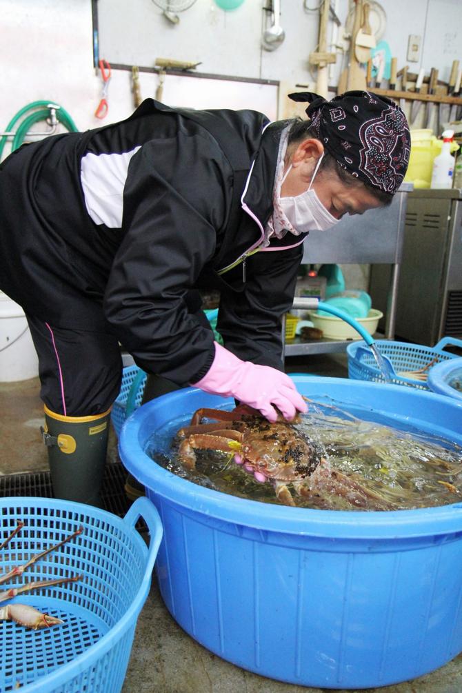真水で締めたカニの表面をきれいに洗う