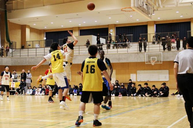 紅白戦での早い展開や、ときに激しいプレーに児童から歓声があがる