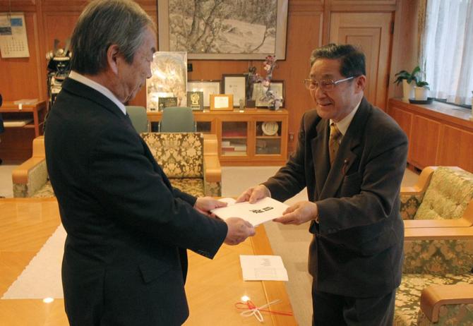冨田氏から目録贈呈を受け、市長は「食育に活用させていただきます」とお礼を述べる