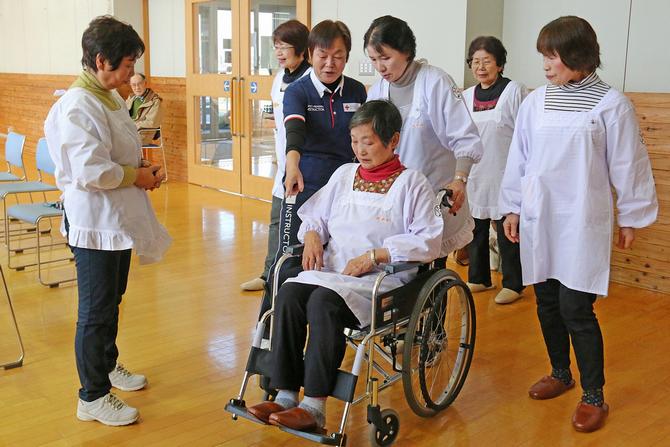 車いすを押す人から死角になりやすいフットレストなどの注意点が説明された