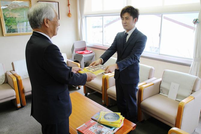 生き物、産業、キャリア教育関係の図鑑が贈呈された