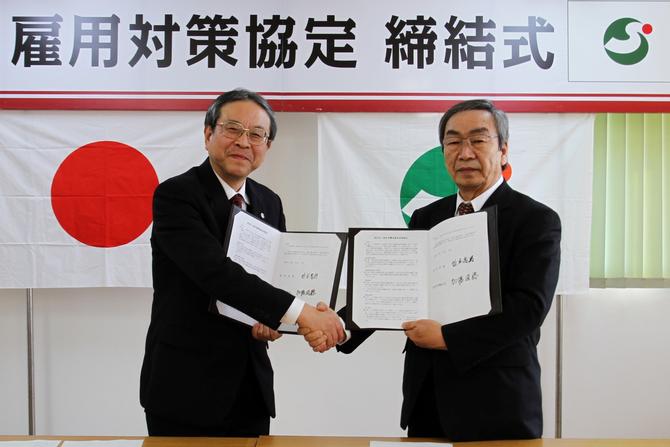 協定書に署名し、握手を交わす加藤局長(左)と坂本市長。若者や女性の雇用対策などを連携する