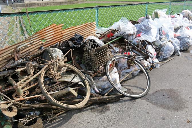 集められた大量のごみ。数多くのタイヤや自転車などの大型ごみも引き上げられた