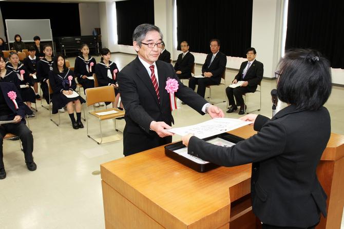 功労賞の表彰を受ける青柳さん(中央)