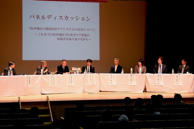 「口腔ケアで始める 元気づくり」と題した寸劇が行われた。往診の取り組みが面白おかしく紹介された