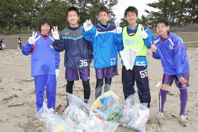 隠されたカプセルを見つけた三国中学校のチーム。チーム全員に三国名産のうに豆がプレゼントされた