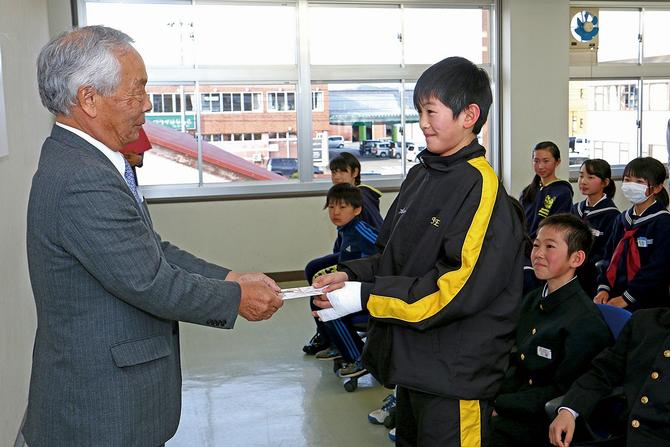 川元教育長から激励金が授与された
