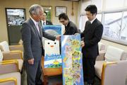 寄贈された絵本の中には、高さ115cmの大きさのものも