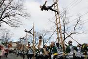 団員の団結と信頼のもと、鶯（うぐいす）の谷渡りなど数々の技を繰り出し、火災に備えた心意気を見せる