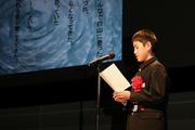 入賞作品の「水はぼくの元気の素」を朗読する富