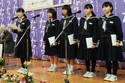 入賞作品1つ1つを丁寧に朗読する丸岡中学校生徒