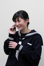 おばあちゃんに大賞の受賞を笑顔で報告する宮本さん