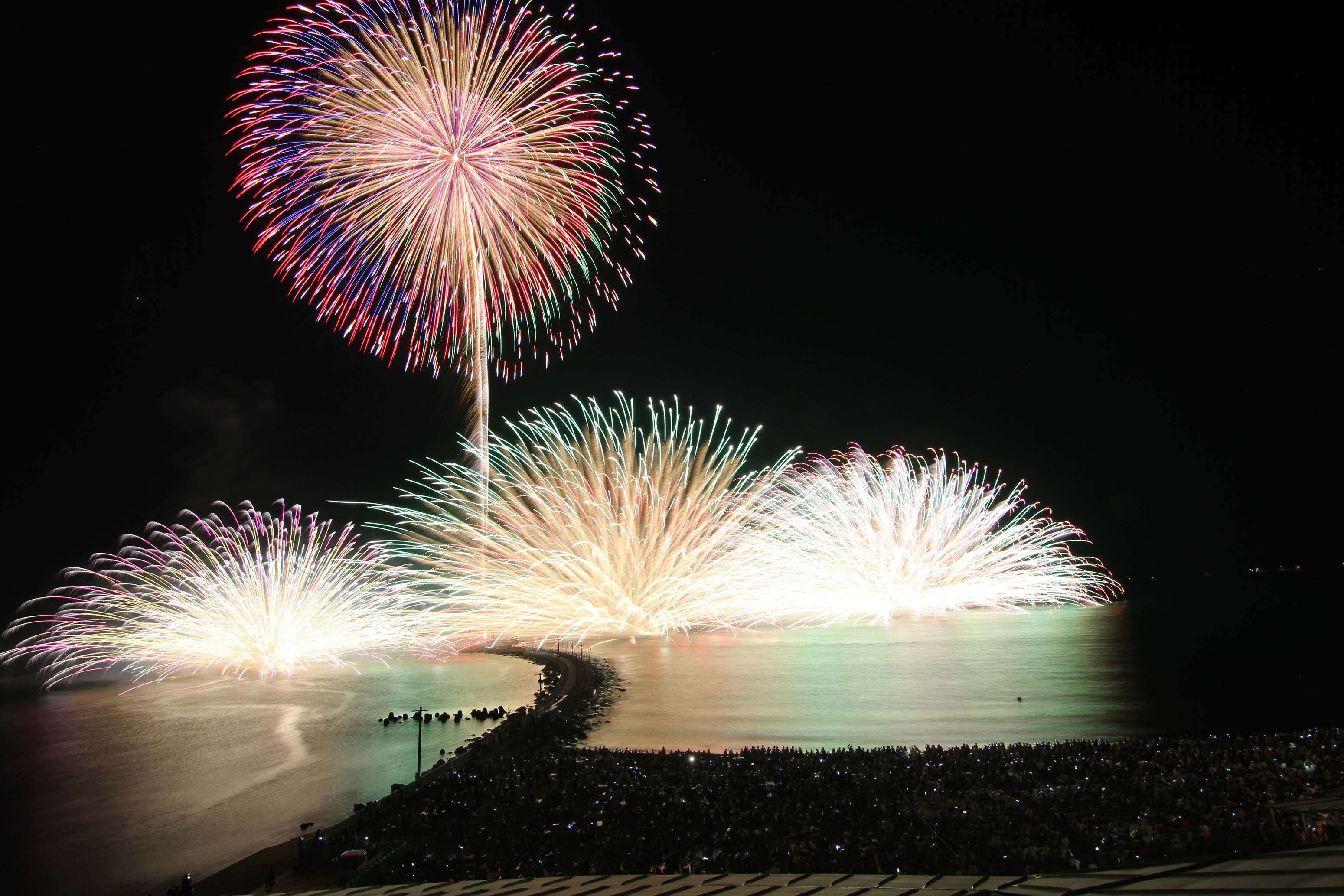 福井県坂井市 夏の風物詩 三国花火大会 水面と夜空に大輪が咲く