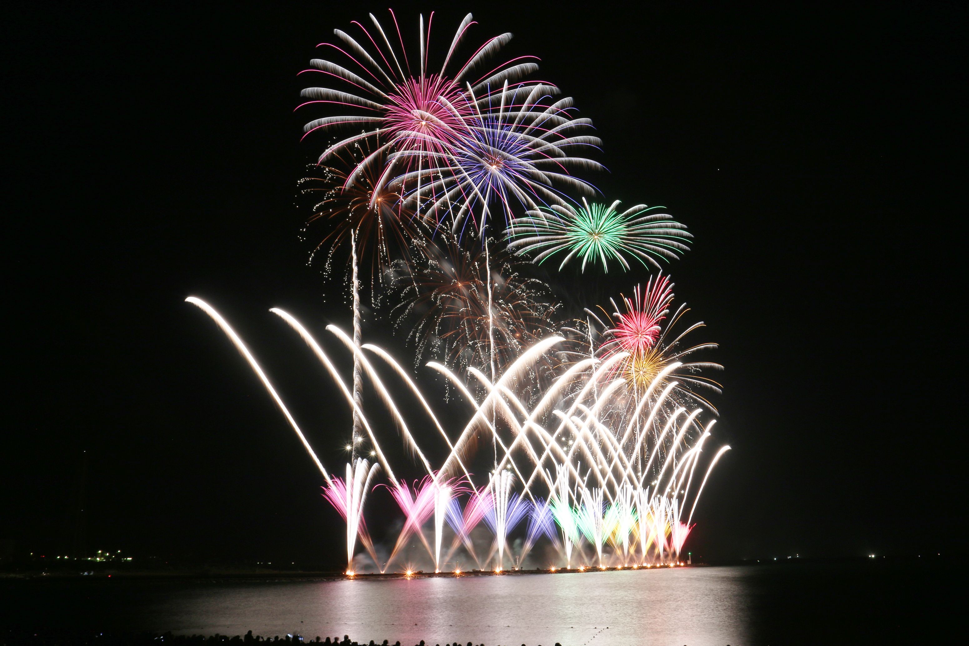 福井県坂井市 夏の風物詩 三国花火大会 水面と夜空に大輪が咲く