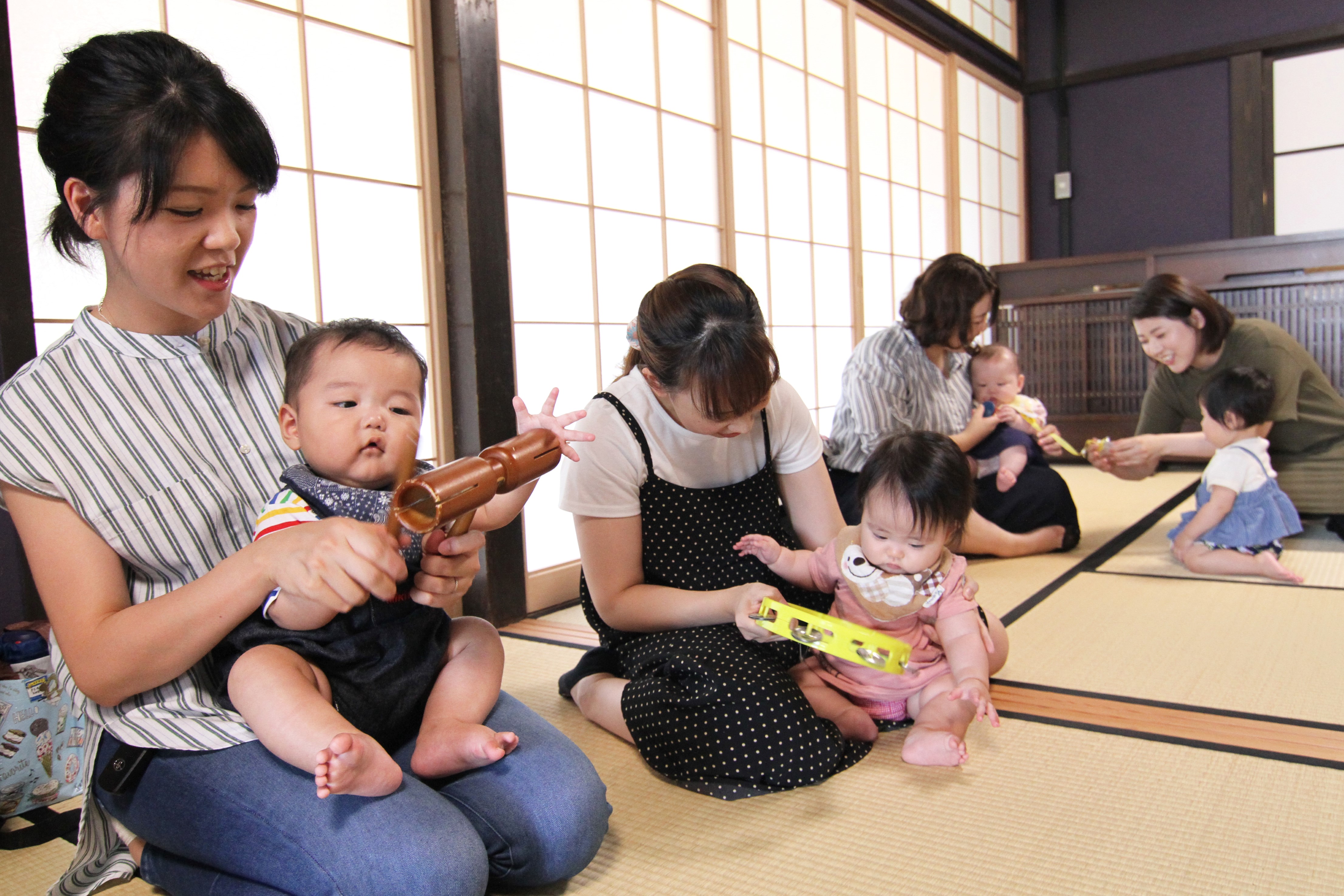 福井県坂井市／ママも赤ちゃんもニコニコ音楽に合わせてスキンシップ